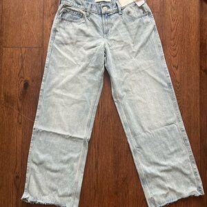 Low-Rise Light Wash Comfort Waistband Baggy Jeans